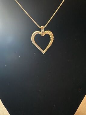 Vintage The “Avenue” Gold Heart Pendant Necklace - Women's Jewelry